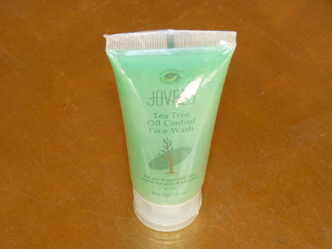 <b>GEL NETTOYANT AU TEA TREE</B><BR>JOVEES - Tea tree oil control facewask<BR>120 ml